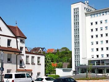 Am Standort der ehemaligen Hühnlein-Villa in Burgkunstadt (links im Bild), die abgerissen wird, soll eine seniorengerechte Wohnanlage entstehen. Rechts auf dem Foto ist das renovierte Baur-Hochhaus zu sehen. Foto: Stephan Stöckel