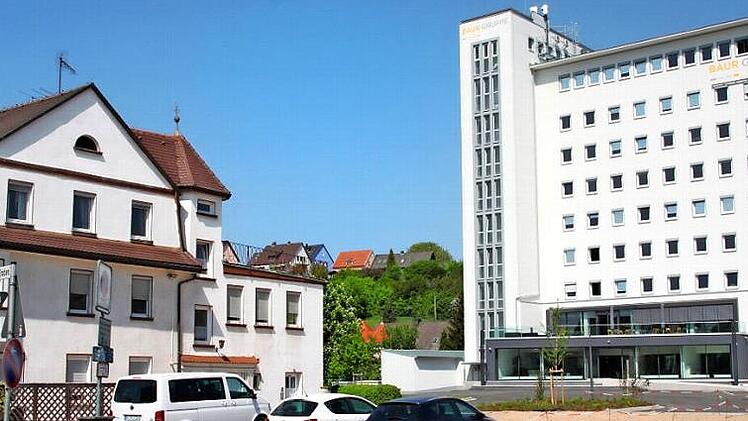 Am Standort der ehemaligen Hühnlein-Villa in Burgkunstadt (links im Bild), die abgerissen wird, soll eine seniorengerechte Wohnanlage entstehen. Rechts auf dem Foto ist das renovierte Baur-Hochhaus zu sehen. Foto: Stephan Stöckel