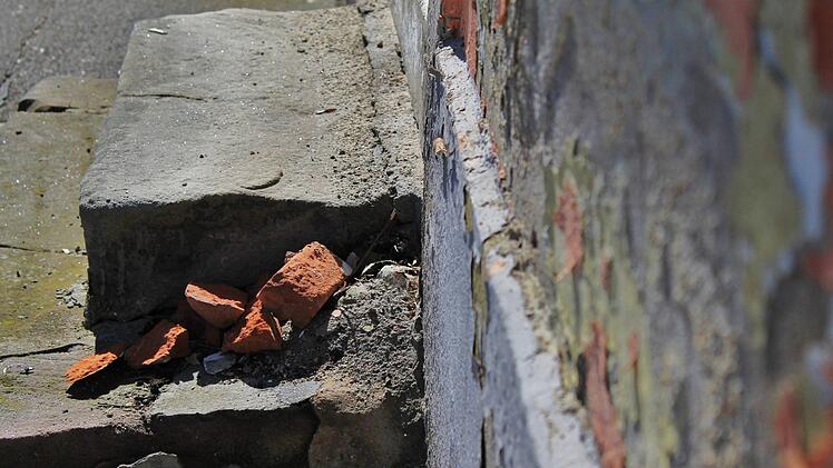 Kaputte Treppe, bröckelnder Putz: Das Flößerhaus im Ziegelanger ist dringend sanierungsbedürftig. Dafür zuständig scheint sich jedoch niemand zu fühlen. Fotos: Teresa Hirschberg