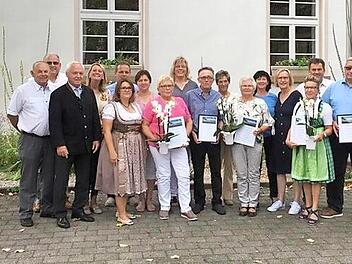 Die Gr&uuml;ndungsmitglieder wurden f&uuml;r ihr langj&auml;hriges Engagement im Verein ausgezeichnet. Im Bild der Vorstand des Dorfversch&ouml;nerungsvereins, stellvertretender Landrat Helmut Fischer, Zweite B&uuml;rgermeisterin Sabine Rie&szlig;ner, die Stadtr&auml;te Otto Dinkel, Roland Lowig, Johannes Oppel und Sigrid Mager, die Geehrten (mit Blumen) Gertrud Sch&uuml;tz, Lorenz Wagner, Gretel Mager, Martha und Matthias Sch&uuml;tz  Foto: Carmen Bezold