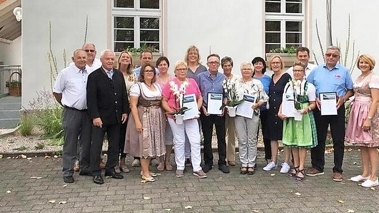 Die Gr&uuml;ndungsmitglieder wurden f&uuml;r ihr langj&auml;hriges Engagement im Verein ausgezeichnet. Im Bild der Vorstand des Dorfversch&ouml;nerungsvereins, stellvertretender Landrat Helmut Fischer, Zweite B&uuml;rgermeisterin Sabine Rie&szlig;ner, die Stadtr&auml;te Otto Dinkel, Roland Lowig, Johannes Oppel und Sigrid Mager, die Geehrten (mit Blumen) Gertrud Sch&uuml;tz, Lorenz Wagner, Gretel Mager, Martha und Matthias Sch&uuml;tz  Foto: Carmen Bezold