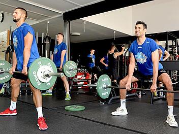 Schinderei f&uuml;r die Mission Klassenerhalt: Die Heitec Volleys wie Iran Hamzagic (links) und Roosewelt Filho (rechts) stemmen t&auml;glich zentnerschwere Hanteln. Foto: Werner Haala