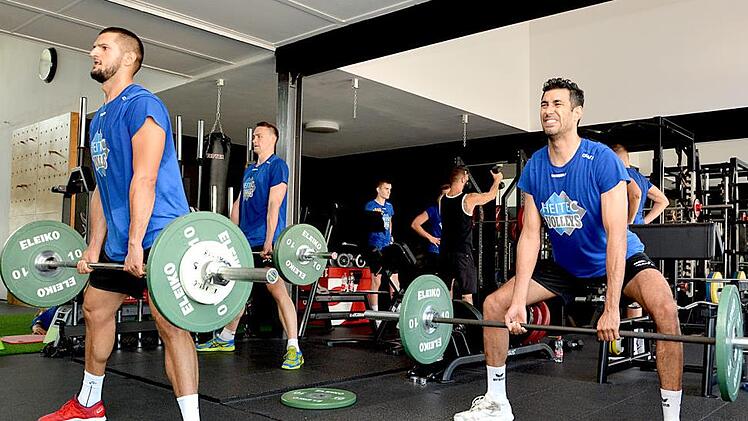 Schinderei f&uuml;r die Mission Klassenerhalt: Die Heitec Volleys wie Iran Hamzagic (links) und Roosewelt Filho (rechts) stemmen t&auml;glich zentnerschwere Hanteln. Foto: Werner Haala