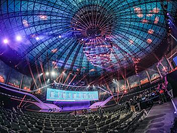 Gruppenauslosung für die Fußball-Europameisterschaft 2020 im Romexpo Messezentrum. Ein Blick in den Saal vor Beginn der Auslosung. Die UEFA EURO 2020 findet vom 12. Juni bis 12. Juli 2020 in zwölf Ländern statt. Foto: Bruno Fahy/BELGA/dpa