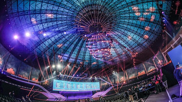 Gruppenauslosung für die Fußball-Europameisterschaft 2020 im Romexpo Messezentrum. Ein Blick in den Saal vor Beginn der Auslosung. Die UEFA EURO 2020 findet vom 12. Juni bis 12. Juli 2020 in zwölf Ländern statt. Foto: Bruno Fahy/BELGA/dpa