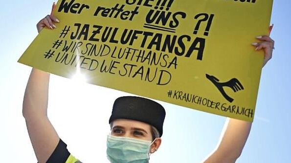 Eine Lufthansa-Flugbegleiterin w&auml;hrend einer Demonstration vor der Lufthansa-Zentrale am Frankfurter Flughafen. Foto: Arne Dedert, dpa