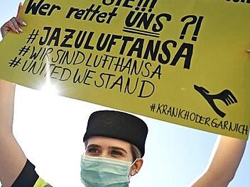 Eine Lufthansa-Flugbegleiterin während einer Demonstration vor der Lufthansa-Zentrale am Frankfurter Flughafen. Foto: Arne Dedert, dpa