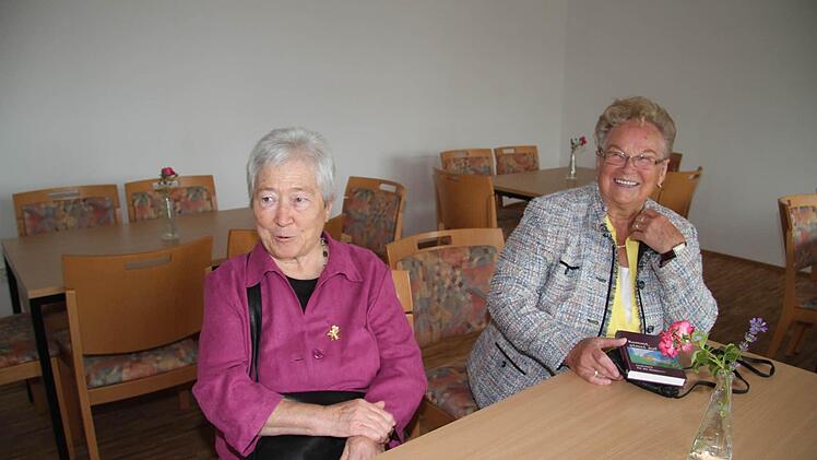 Gerlinde Pollach und Brunhilde Heindl sind froh, wie alles geworden ist und haben es sich im Gruppenraum gemütlich gemacht. " Ich war dreißig Jahre im Kirchenvorstand, bin jetzt nicht mehr angetreten. Aber ich finde, es ist schön geworden"; sagt Gerlinde Pollach und verspricht, oft ins Gemeindehaus zu kommen