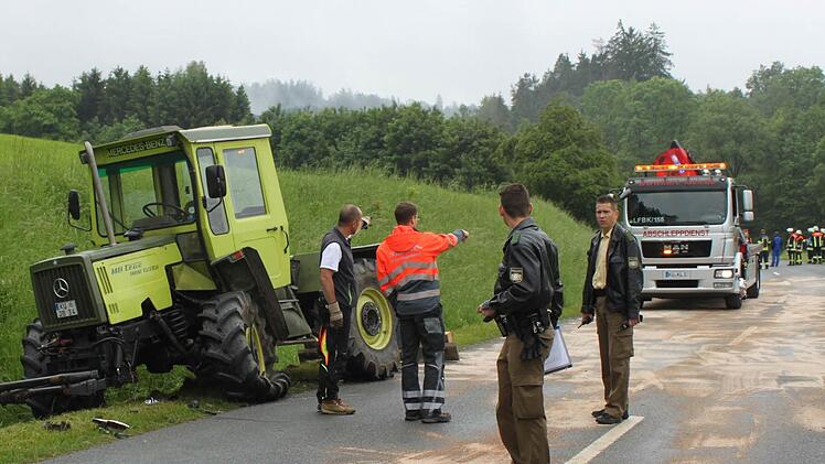 Der MB Trac wurde vor allem im Bereich der Vorderachse und des linken Vorderrads beschädigt. Foto: Stephan Tiroch
