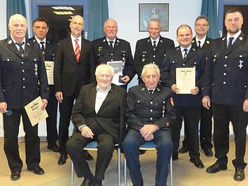 Oberbürgermeister Kay Blankenburg und Kommandant Gregor Metz (3. und 4. von links) ehrten mit KBI Harald Albert und Robert Goll (rechts) Jürgen Kröckel, Klaus Schmitt, Ehrenmitglied Karl Hartmann, Ehrenkommandant Robert Schmitt, Alfred Kröckel und Alexander Metz für langjährige Mitgliedschaft bzw. aktive Dienstzeit.  Foto: Wolfgang Wimmel