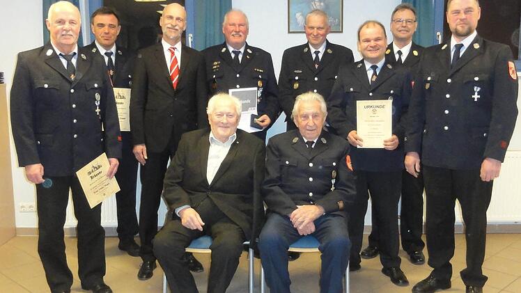 Oberbürgermeister Kay Blankenburg und Kommandant Gregor Metz (3. und 4. von links) ehrten mit KBI Harald Albert und Robert Goll (rechts) Jürgen Kröckel, Klaus Schmitt, Ehrenmitglied Karl Hartmann, Ehrenkommandant Robert Schmitt, Alfred Kröckel und Alexander Metz für langjährige Mitgliedschaft bzw. aktive Dienstzeit.  Foto: Wolfgang Wimmel