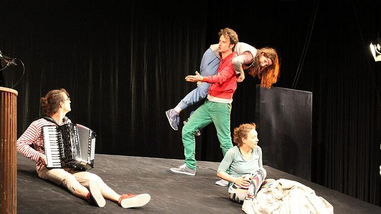 Szenen aus dem Theaterstück "Trau Dich!" Foto: Lisa Kieslinger