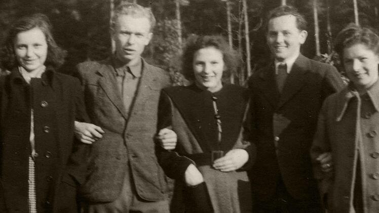 Das Theater-Ensemble von 1946: Inge Laubender, Adolf Ritschel, Traudl Baum, Franz Egerer, Karola Schlereth (von links). Eine der ersten Aufführungen drehte sich um die Heilige Elisabeth, die von einer "Prisca" verkörpert worden sein soll. Der Saal der Gaststätte in der Hauptstraße war nach Darstellung aller Beteiligten proppenvoll.