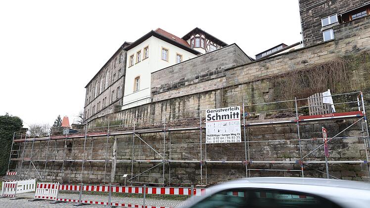 Noch muss die Stadtmauer ohne ihre obersten vier Reihen auskommen. Bis Ende Januar sollen die fehlenden Steine aber wieder aufgesetzt werden. Foto: Marian Hamacher