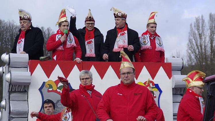 Hoher Besuch: Auf dem Elferratswagen saß der Präsidenten des Fastnachtsverbands Franken (FVF), Norbert Schober