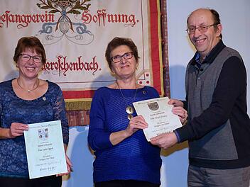 Siegfried Gottwald (rechts) gratulierte im Namen des Fränkischen Sängerbundes Lydia Oppelt (links) für 25 und Margot Schärpf für 65 Jahre aktives Singen.Gerd Schaar