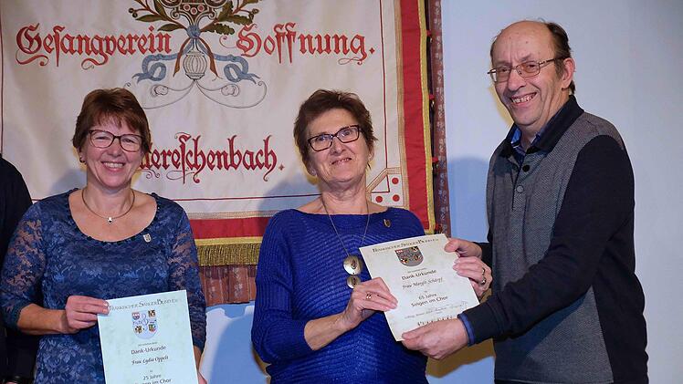 Siegfried Gottwald (rechts) gratulierte im Namen des Fränkischen Sängerbundes Lydia Oppelt (links) für 25 und Margot Schärpf für 65 Jahre aktives Singen.Gerd Schaar