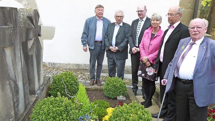Aus Anlass des 100. Geburtstages des Ehrenbürgers und ehemaligen Bürgermeisters Rudolf Winkler gedachten seiner am Grab, von links: Altbürgermeister Erich Geßner, Ehrenbürger Ludwig Leisentritt, Bürgermeister Thomas Stadelmann, Schwiegertochter Elfriede Winkler, Altbürgermeister und Sohn Christoph Winkler und Ehrenbürger Alfred Östreicher (ehemaliger Pfarrer von Zeil).