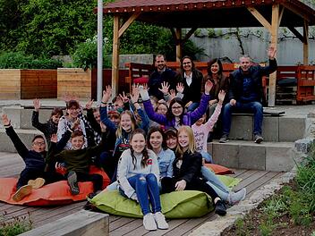 Freude herrscht bei den Realschülern über den neuen Pausenhof.   Mit auf dem Bild sind,  hinten von links: Kreisfachberater Johannes Bayer, stellvertretende  Schulleiterin Tabinda Plischke, Direktorin Manuela Küfner und Kreisfachberater Guntram Ulsamer.  Günther Geiling