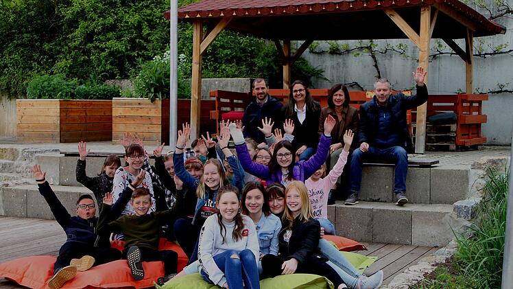 Freude herrscht bei den Realschülern über den neuen Pausenhof.   Mit auf dem Bild sind,  hinten von links: Kreisfachberater Johannes Bayer, stellvertretende  Schulleiterin Tabinda Plischke, Direktorin Manuela Küfner und Kreisfachberater Guntram Ulsamer.  Günther Geiling