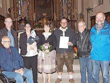 Das Georgen-Komitee mit Georg Meißner, Georg Lohneis (von links) sowie Georg Donath und Georg Köstner (von rechts) freut sich, dass Sindy Lachmann und Jürgen Düsel ihren Sohn (in den Armen der Patin Natascha Hoh) auf den Namen Georg taufen ließen.  Foto: Alfred Thieret