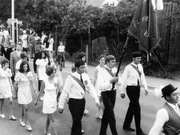 Ein Festumzug zum Sportplatz fand bei der 50-Jahr-Feier des TSV Ebenhausen im Jahre 1970 statt. Foto: Archiv /TSV  Ebenhausen