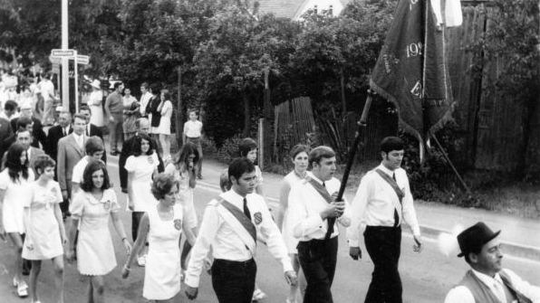 Ein Festumzug zum Sportplatz fand bei der 50-Jahr-Feier des TSV Ebenhausen im Jahre 1970 statt. Foto: Archiv /TSV  Ebenhausen