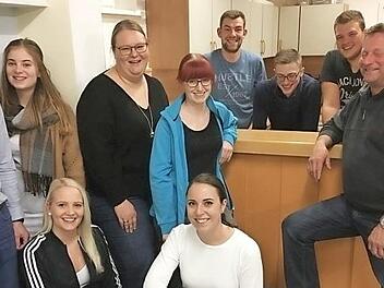 Die Theatergruppe mit Spielleiter Rüdiger Ebert (links) freut sich auf die Aufführungen. Auf der Bühne stehen Hanna und Jessica Ebert, Markus Fausten, Felix Grader, Sebastian Greb, Laura Hanakam, Dirk Kammlott, Katharina Klemm, Lukas Lurz und Lisa Stengel.  Foto: privat