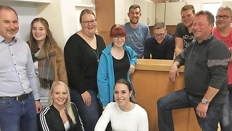 Die Theatergruppe mit Spielleiter Rüdiger Ebert (links) freut sich auf die Aufführungen. Auf der Bühne stehen Hanna und Jessica Ebert, Markus Fausten, Felix Grader, Sebastian Greb, Laura Hanakam, Dirk Kammlott, Katharina Klemm, Lukas Lurz und Lisa Stengel.  Foto: privat