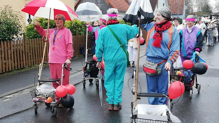 Turbulentes Faschingstreiben im Altort Ebenhausen. Foto: Sigismund von Dobschütz