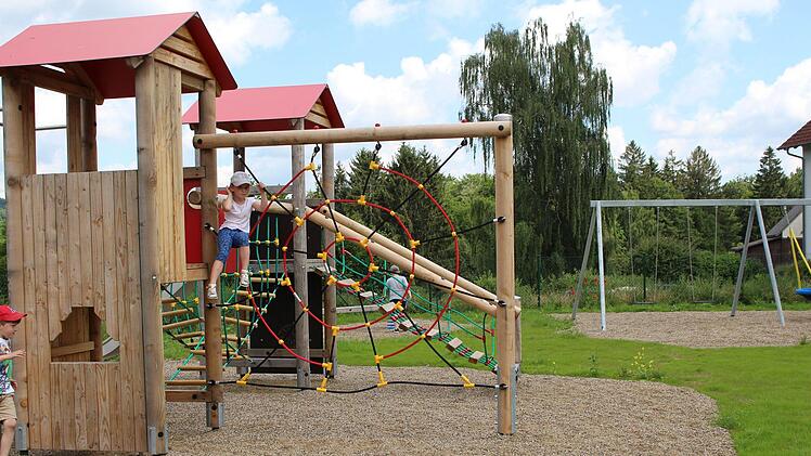 Im Volkerser Kindergarten sind die Bauarbeiten am Spielplatz ganz frisch abgeschlossen. Zweieinhalb Jahre mussten die Kinder ohne Spielgeräte auskommen.  Foto: Julia Raab