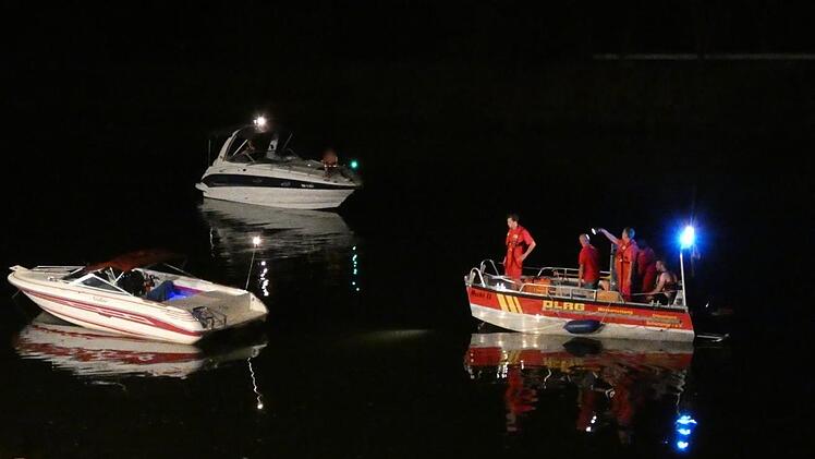 Mit dem Rettungsboot der DLRG Schonungen (rechts) wurde der Main nach auslaufenden Betriebsstoffen des havarierten Motorboots (vorne links) abgesucht. Mit einem weiteren Motorboot (hinten links) wurde der Havarist schließlich abgeschleppt. Foto: Christian Licha