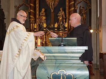 Pater Georg Andlinger (rechts) übergab die Kirchenschlüssel an den neuen Guardian des Klosters Pater Korbinian Klinger.  Foto: Marion Eckert