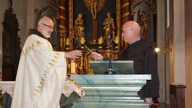 Pater Georg Andlinger (rechts) übergab die Kirchenschlüssel an den neuen Guardian des Klosters Pater Korbinian Klinger.  Foto: Marion Eckert