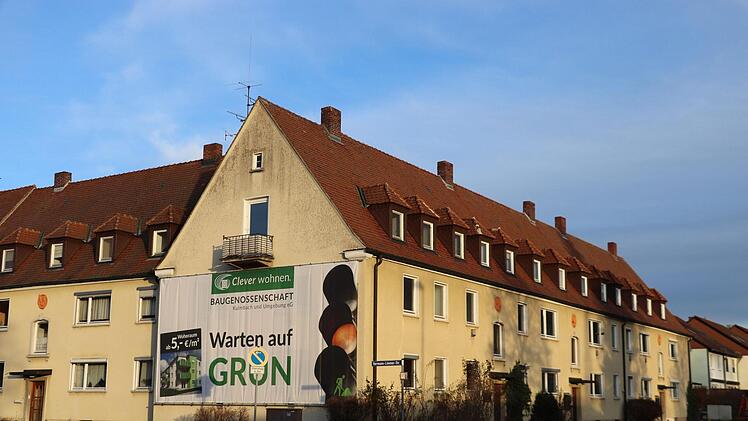 Mit großen Bannern signalisiert die Baugenossenschaft in der Hermann-Limmer-Straße, dass sie gerne so bald als möglich neu bauen würde.Foto: Katrin Geyer