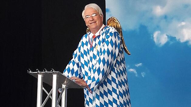 Wolfgang Krebs als "Engel" Edmund Stoiber mit goldenen Flügeln.