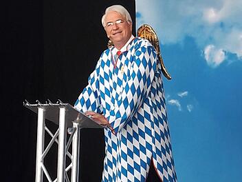 Wolfgang Krebs als "Engel" Edmund Stoiber mit goldenen Flügeln.
