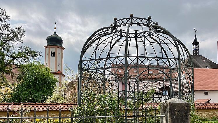 Der Garten im Innenhof des Schlosses bietet einen Ausblick auf die Stadt.