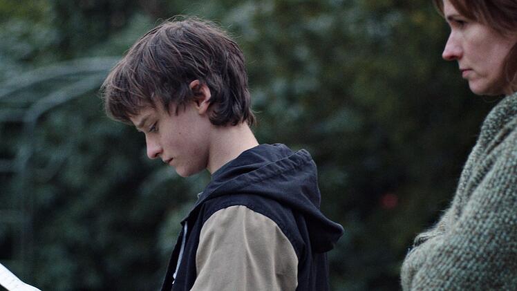 Ann Kathrin Scheerer (Adina Vetter) zeigt ihrem Sohn Johann (Claude Heinrich) einen Brief, den sein entführter Vater in seinem Gefängnis an ihn schreiben durfte.