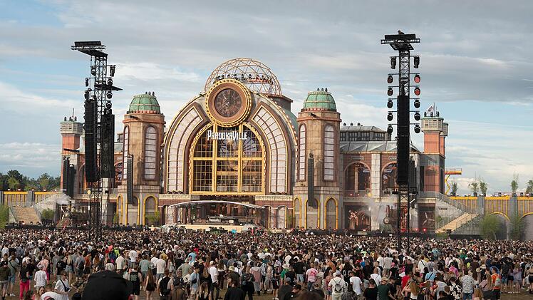 F&uuml;r das Parookaville wird j&auml;hrlich eine ganze Stadt errichtet, in der drei Tage lang mehrere tausend Menschen leben und feiern.