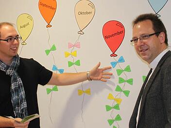 Der neue Jugendreferent Stephan Noppenberger (links) zeigt dem Dekanatsjugendseelsorger Burkhard Farrenkopf das Jahresprogramm, das in dieser Form im Höchstadter Büro hängt.  Foto: Andreas Dorsch