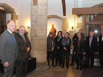 Bürgermeister Helmut Blank (links)  und der Generalsekretär des Bundesverbandes der Bestatter, Rolf Lichtner, begrüßen die Gäste. Foto: Björn Hein