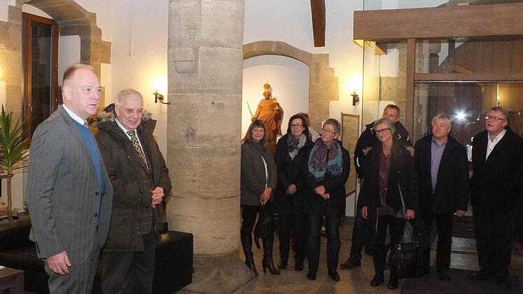 Bürgermeister Helmut Blank (links)  und der Generalsekretär des Bundesverbandes der Bestatter, Rolf Lichtner, begrüßen die Gäste. Foto: Björn Hein