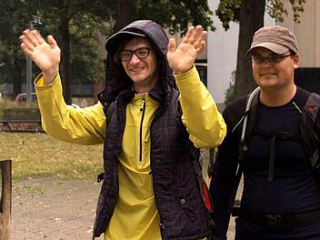 Peter und Daniel haben den schwierigen 100-Kilometer-Lauf geschafft. Dementsprechend glücklich waren die Teilnehmer aus Adelsdorf an dem Benefizlauf im Harz.  Fotos: privat