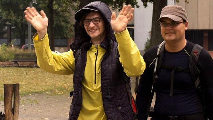 Peter und Daniel haben den schwierigen 100-Kilometer-Lauf geschafft. Dementsprechend glücklich waren die Teilnehmer aus Adelsdorf an dem Benefizlauf im Harz.  Fotos: privat