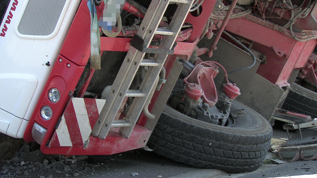 Kran stürzt auf Wohnhaus