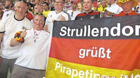 Nach dem Besuch in Pirapetinga ging es in die Stadien, natürlich immer mit der Fahne. Links Bernhard Zöllner und Uli Spörlein  Foto: privat