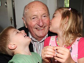 So ein Doppel-Kuss macht Spaß: Christian Oskar Eber (4) und Lisa-Marie Eber (6) zeigten sich zum 90. Geburtstag von Ur-Opa Konrad (Oskar) Eichner mit Drückern nicht geizig - und ein Geburtstagsständchen für den Jubilar hatten die Ur-Enkel zur Feier des Tages auch noch einstudiert.  Foto: Sonja Adam