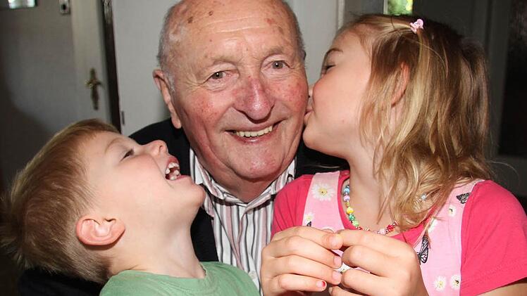 So ein Doppel-Kuss macht Spaß: Christian Oskar Eber (4) und Lisa-Marie Eber (6) zeigten sich zum 90. Geburtstag von Ur-Opa Konrad (Oskar) Eichner mit Drückern nicht geizig - und ein Geburtstagsständchen für den Jubilar hatten die Ur-Enkel zur Feier des Tages auch noch einstudiert.  Foto: Sonja Adam