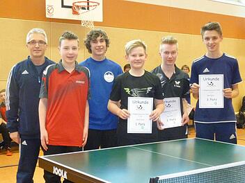 Sieger bei den Jungen wurde Johannes Scherbel (Vierter von links). Mit im Bild (von links) Kreisjugendwart Harald Wich, Lukas Stumpf, Dominik Maier, Nico Trebes und Lukas Ellinger. Fotos: privat